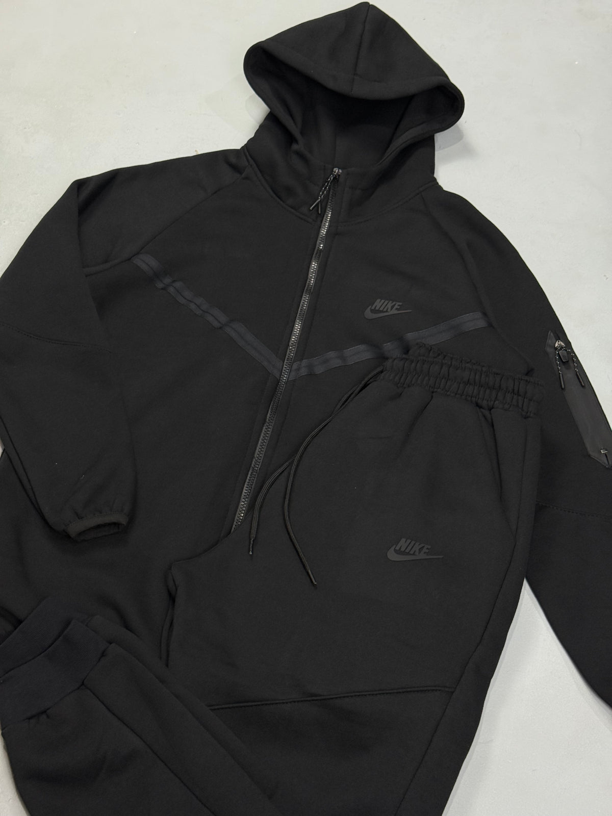 CONJUNTO NK TECH FLEECE - BLACK