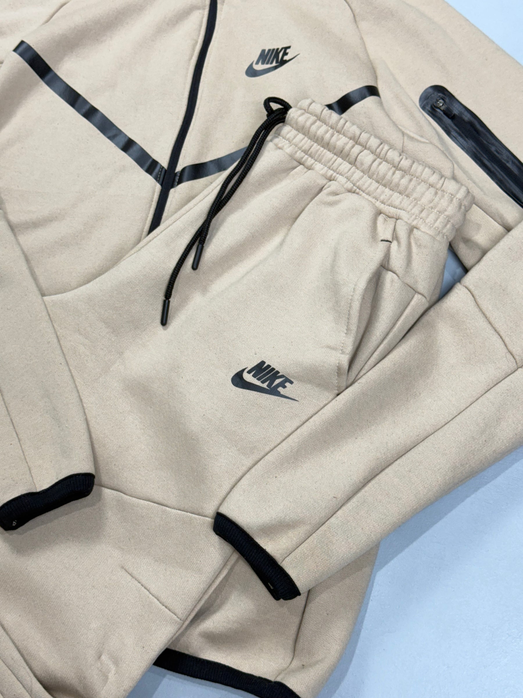 CONJUNTO TECH FLEECE - BEGE