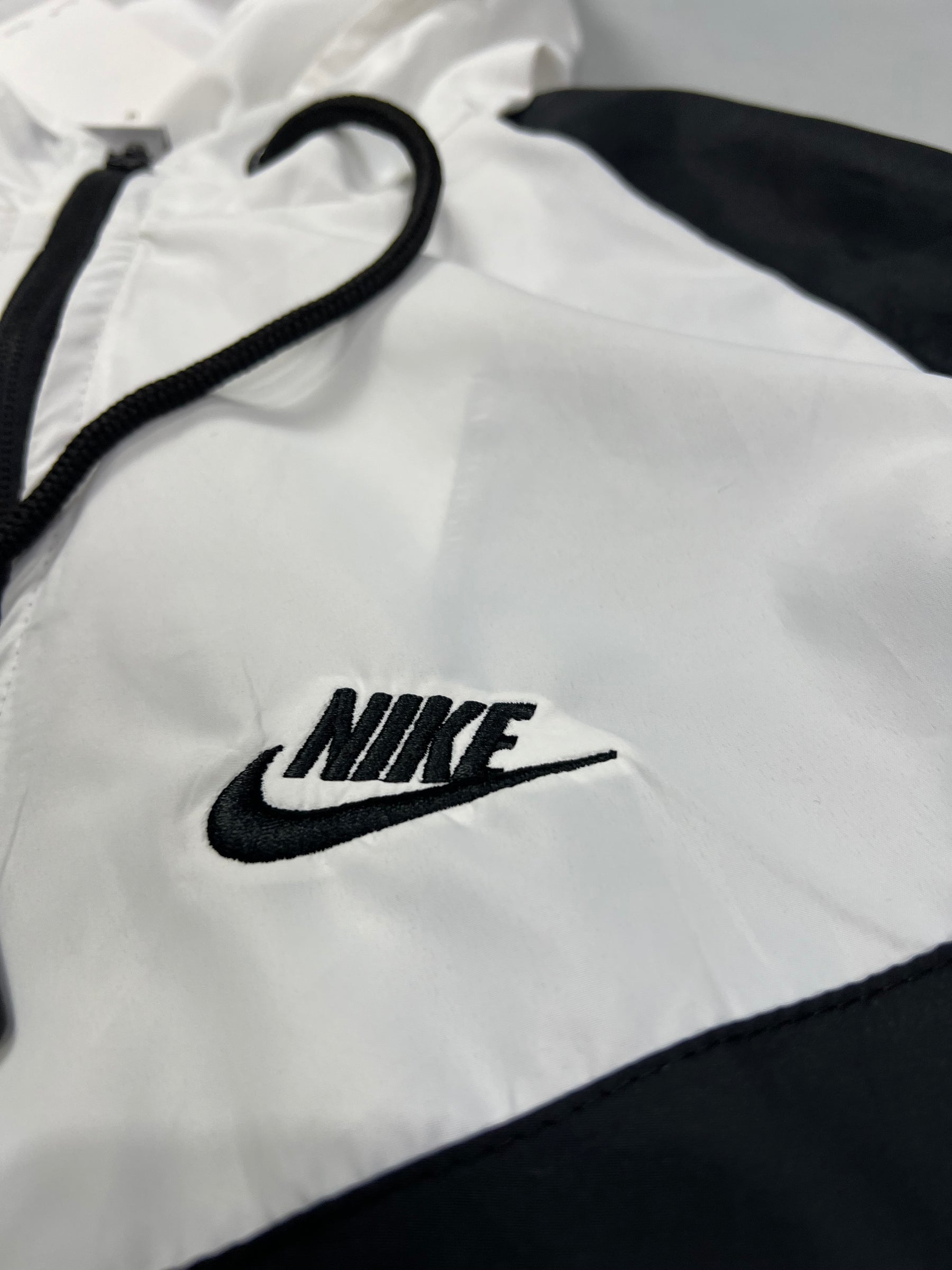 CORTA VENTO NK WINDRUNNER IMPERMEÁVEL- PRETO/BRANCO