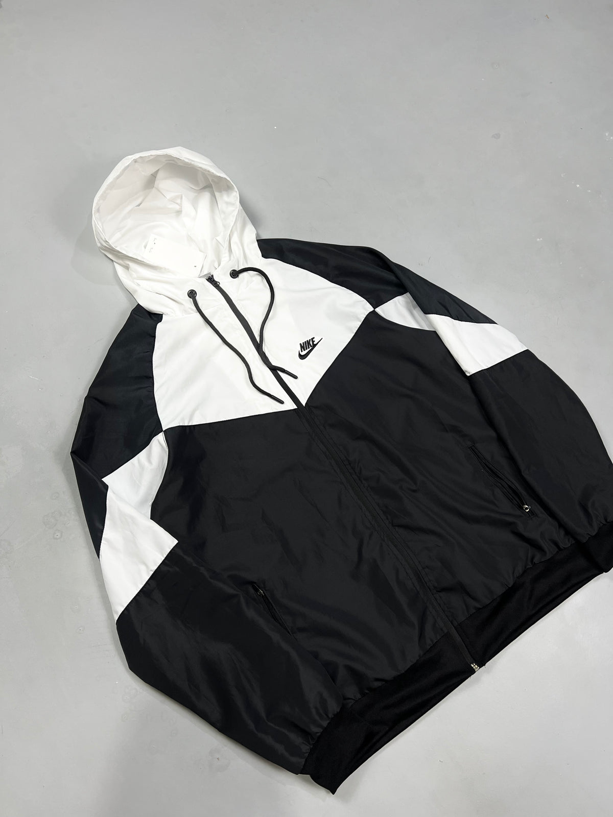 CORTA VENTO NK WINDRUNNER IMPERMEÁVEL- PRETO/BRANCO