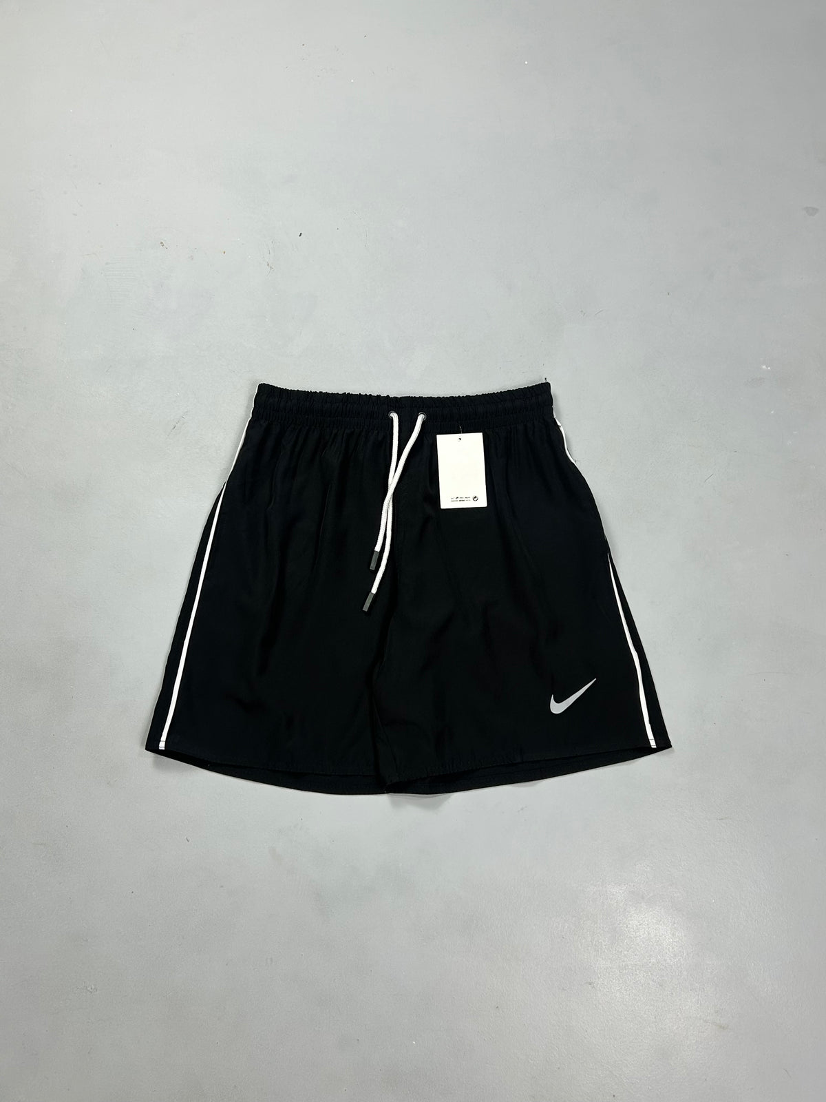 BERMUDA NK DRYFIT LISTRA BRANCA