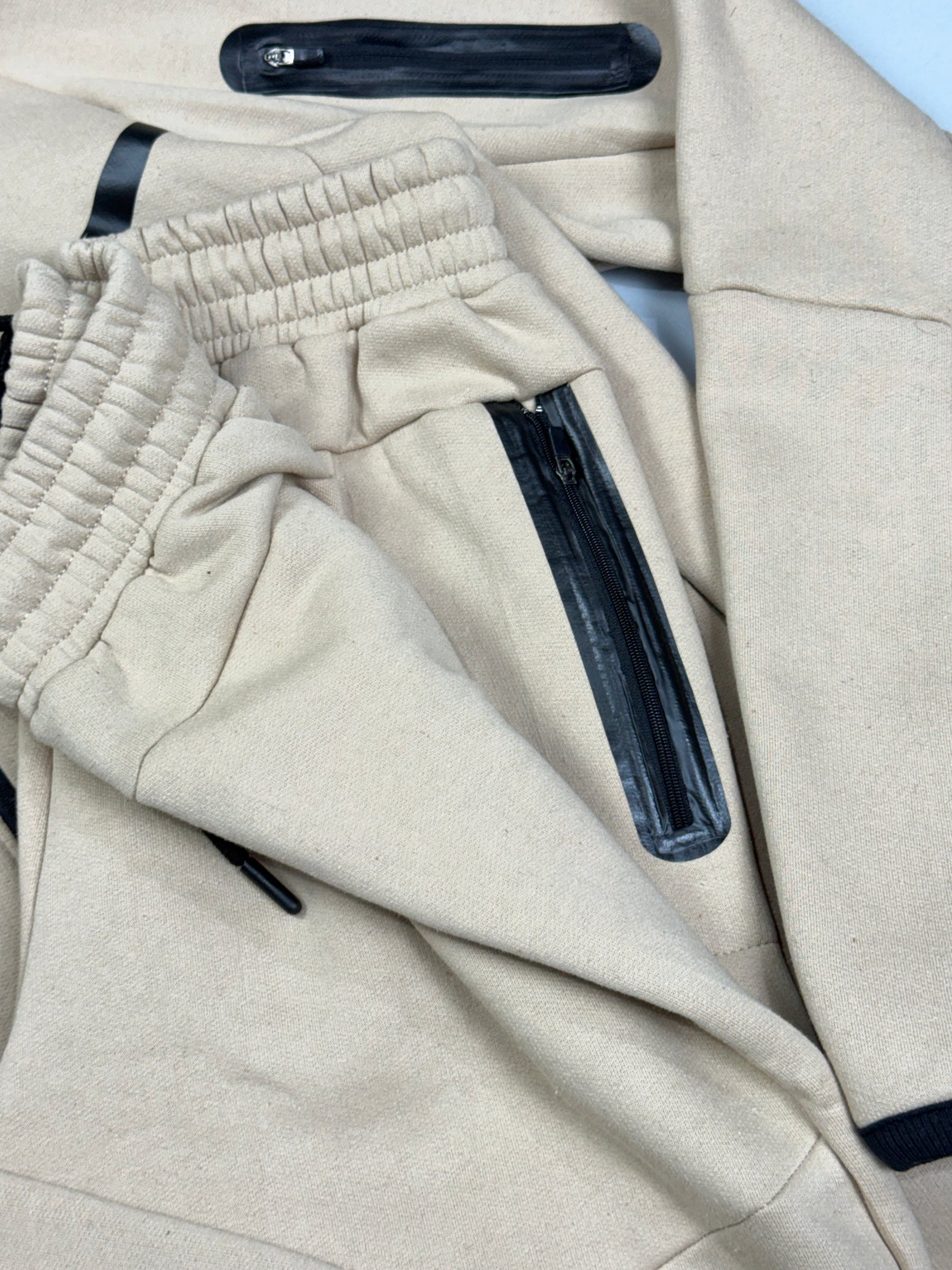 CONJUNTO TECH FLEECE - BEGE