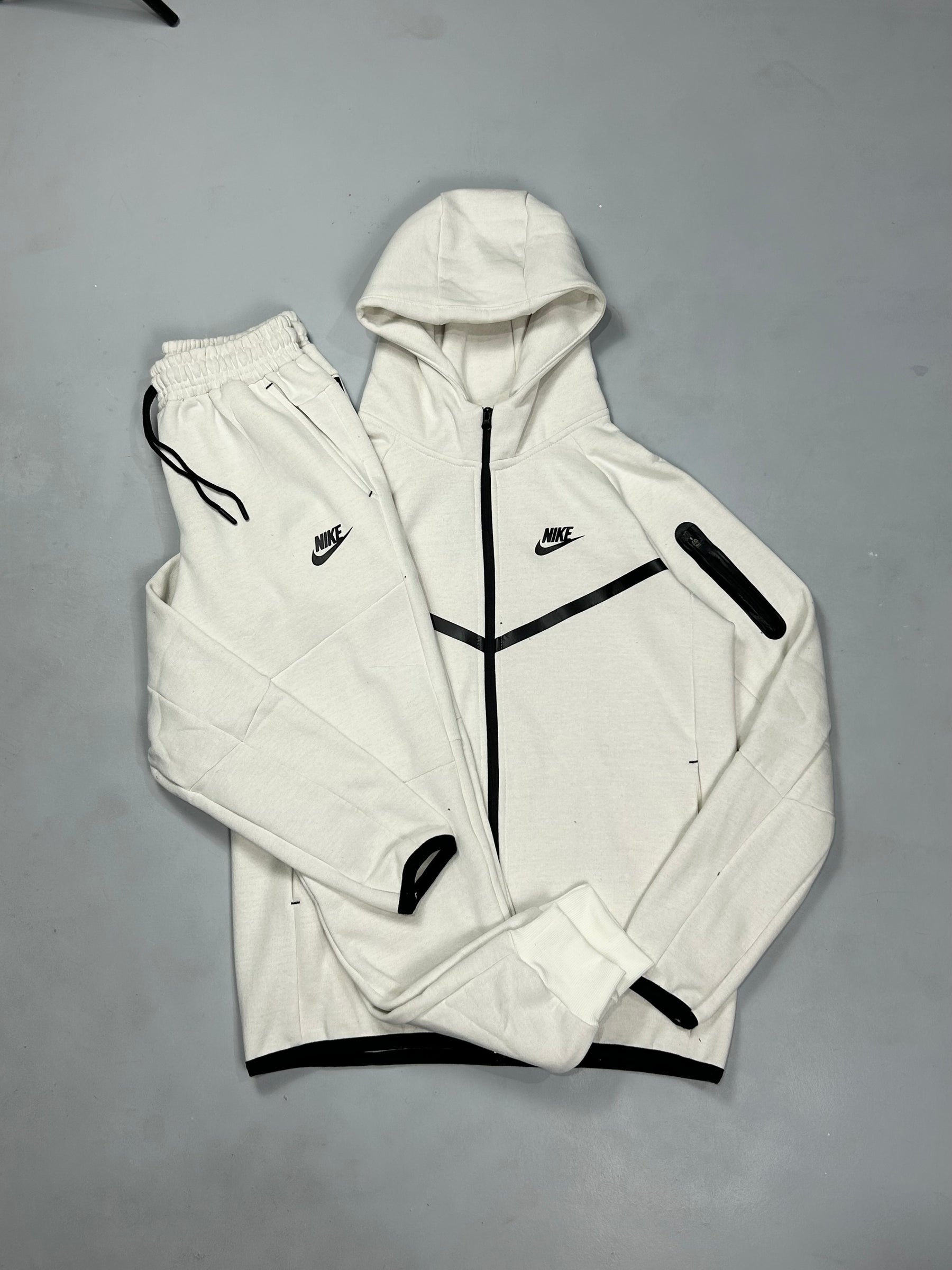 CONJUNTO TECH FLEECE - OFFWHITE