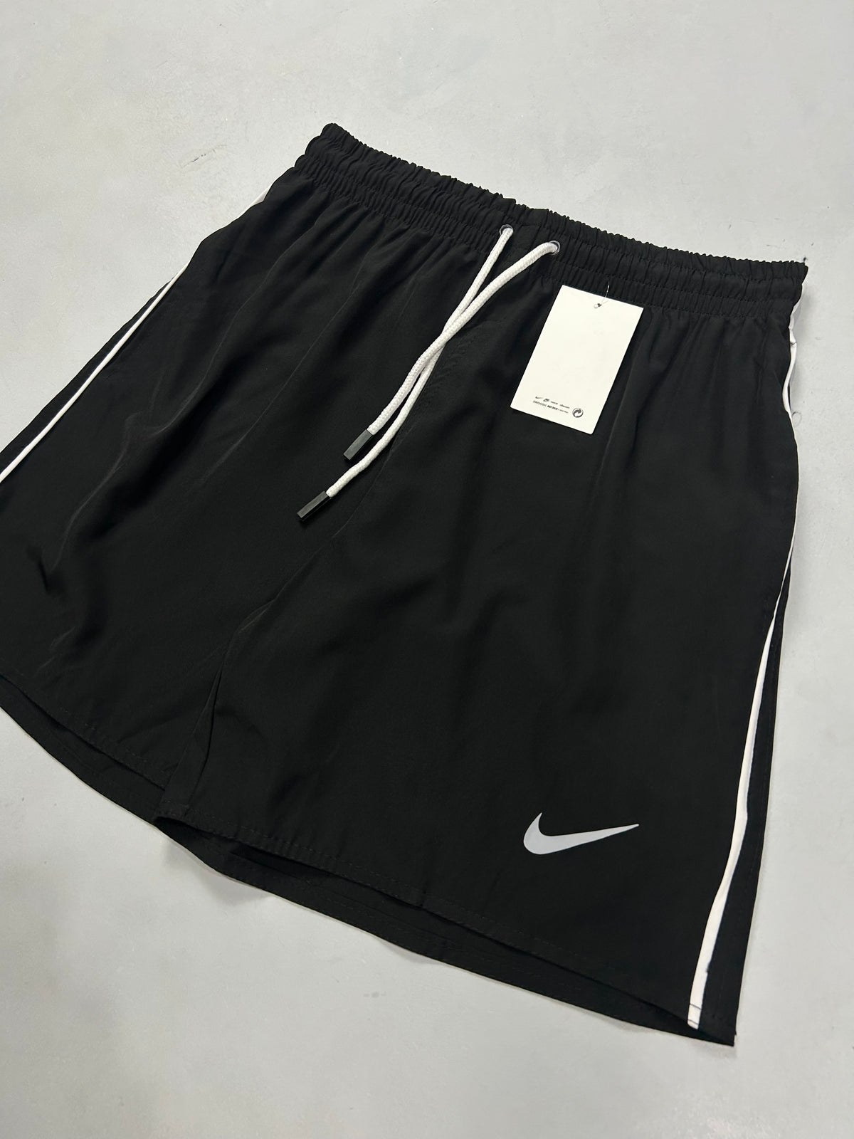 BERMUDA NK DRYFIT LISTRA BRANCA