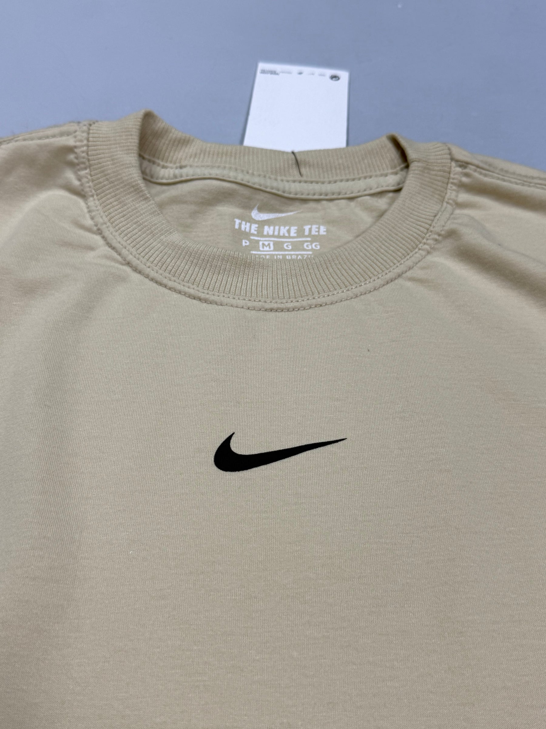 CAMISETA NK MINI SWOOSH - BEGE
