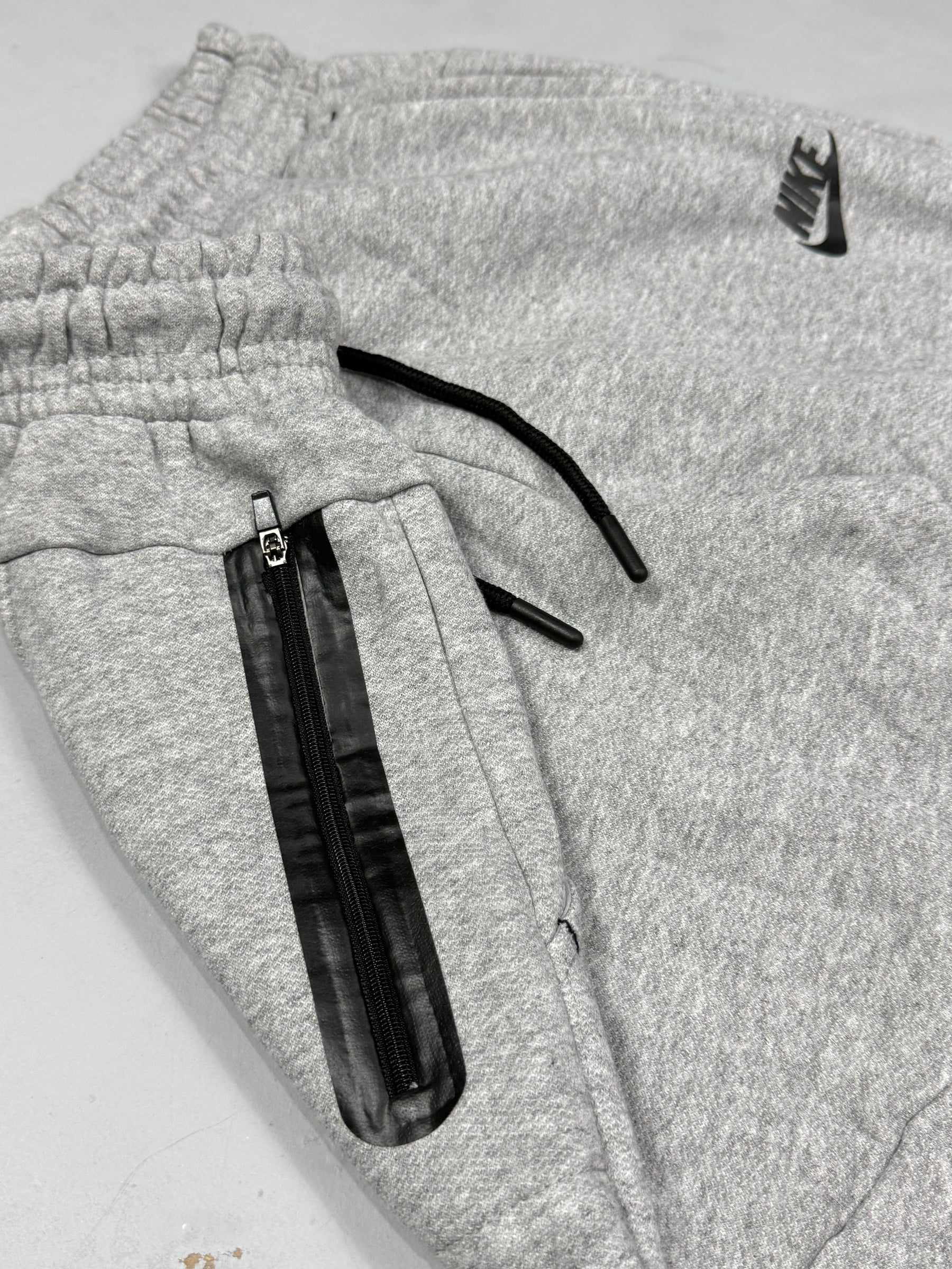 CONJUNTO NK TECH FLEECE - CINZA