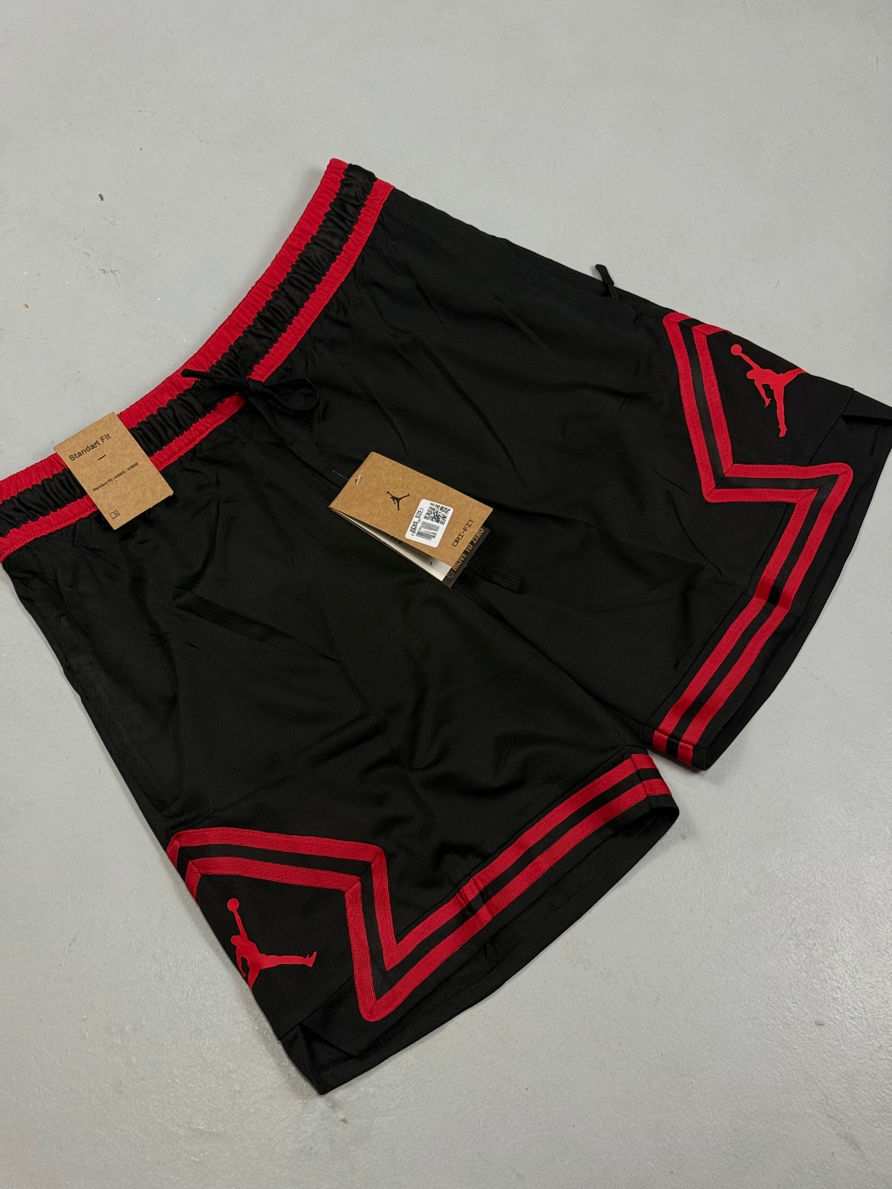 BERMUDA JRDN IMPORTADA - BLACK RED