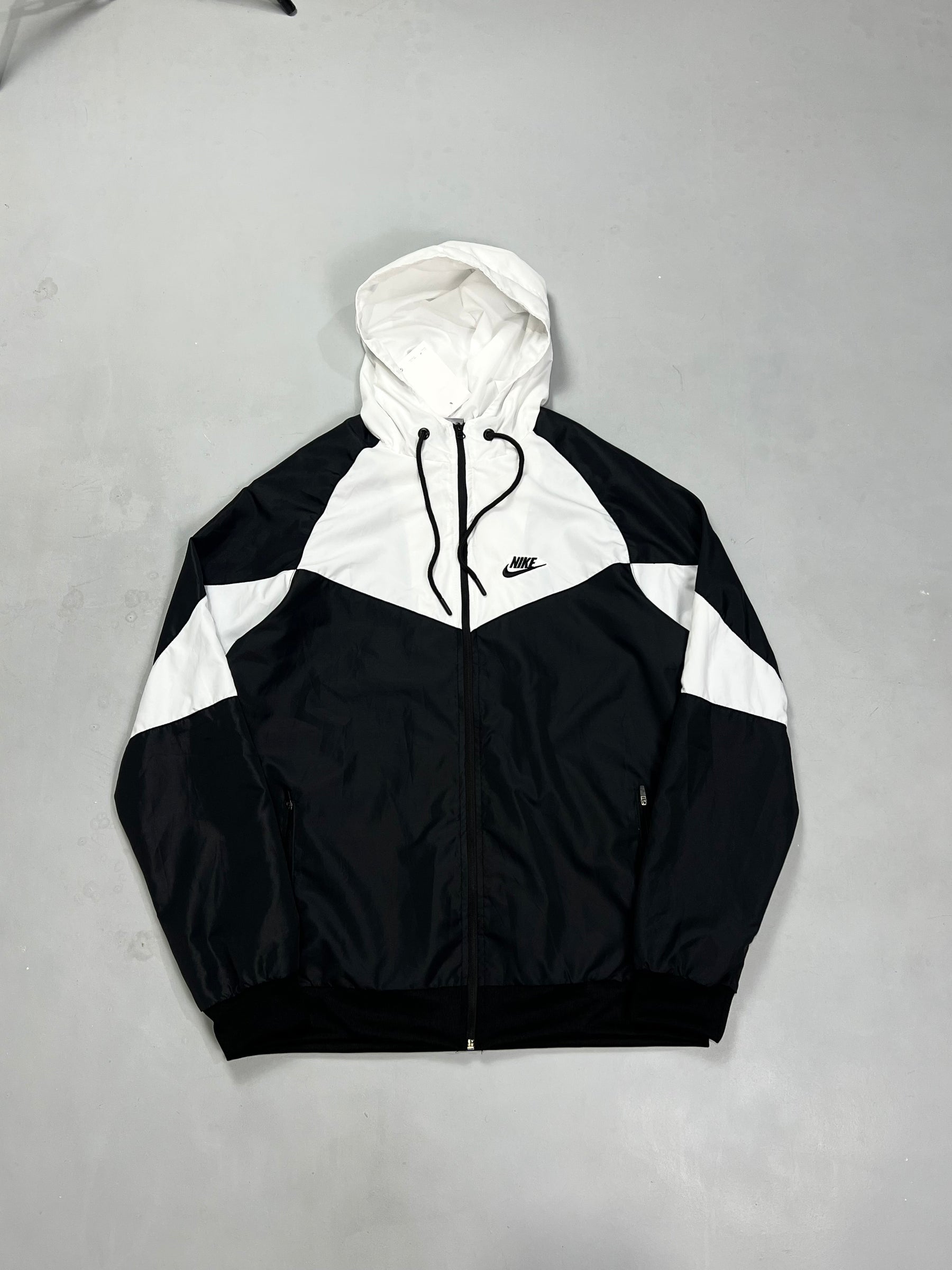 CORTA VENTO NK WINDRUNNER IMPERMEÁVEL- PRETO/BRANCO