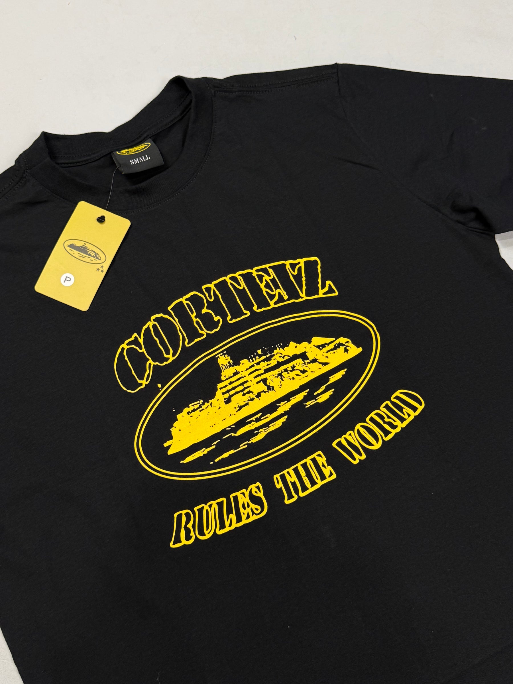 CAMISETA CORTEIZ RULES THE WORLD - BLACK DOURADO
