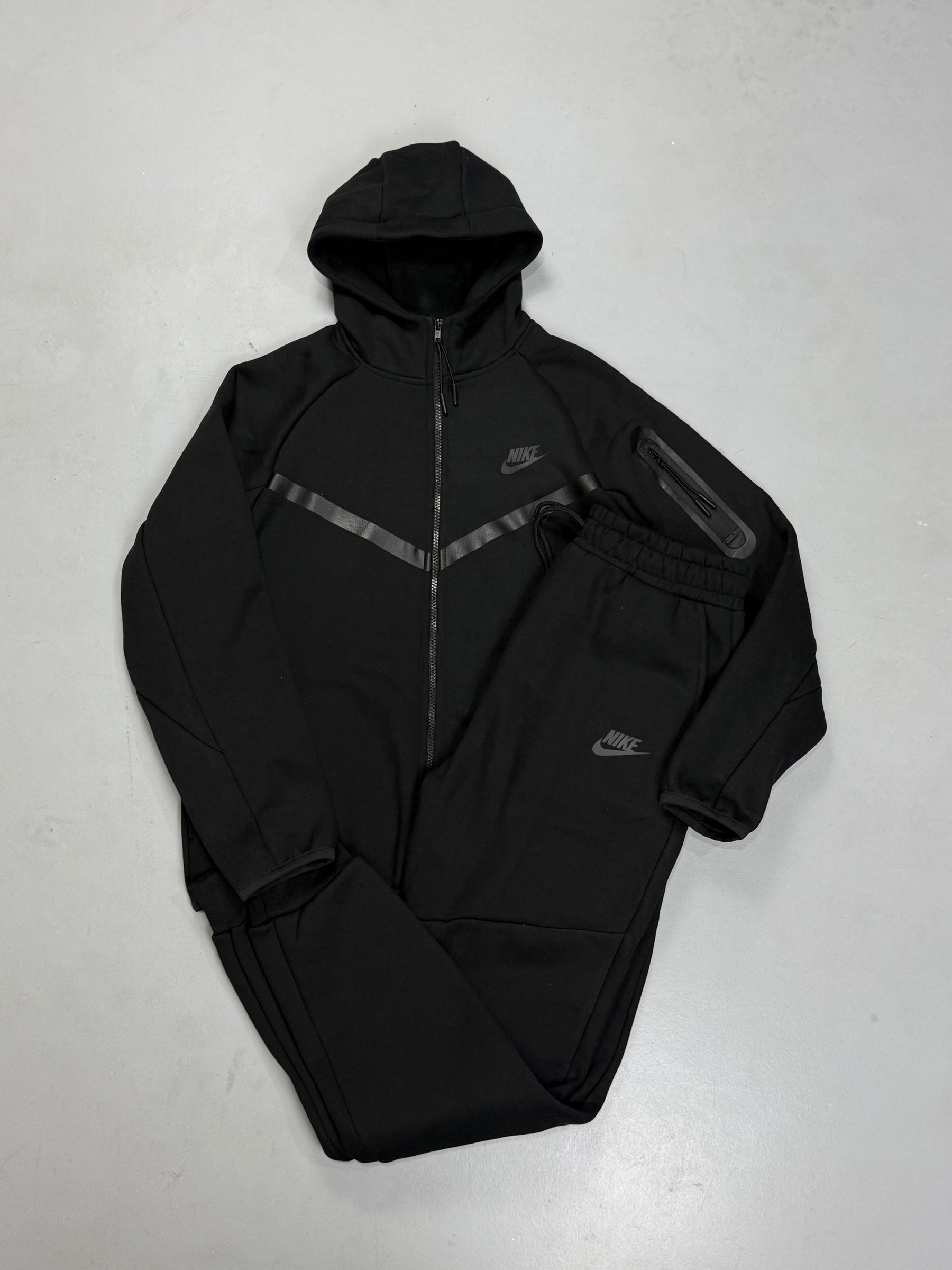 CONJUNTO NK TECH FLEECE - BLACK