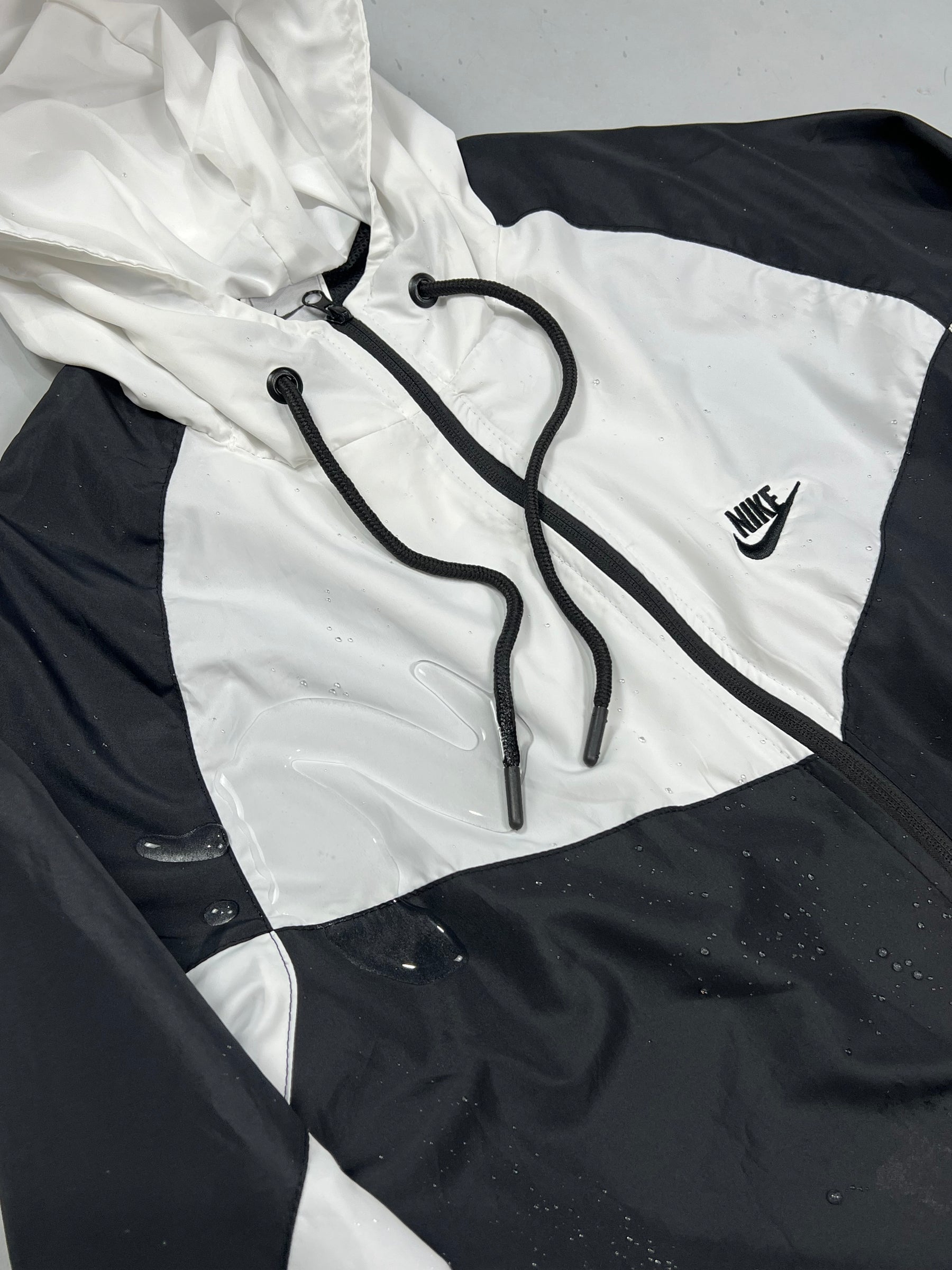 CORTA VENTO NK WINDRUNNER IMPERMEÁVEL- PRETO/BRANCO