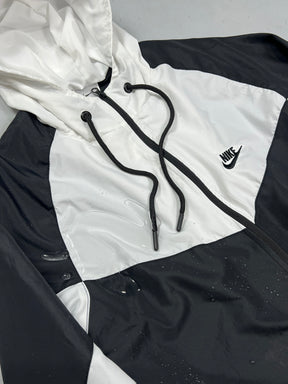 CORTA VENTO NK WINDRUNNER IMPERMEÁVEL- PRETO/BRANCO