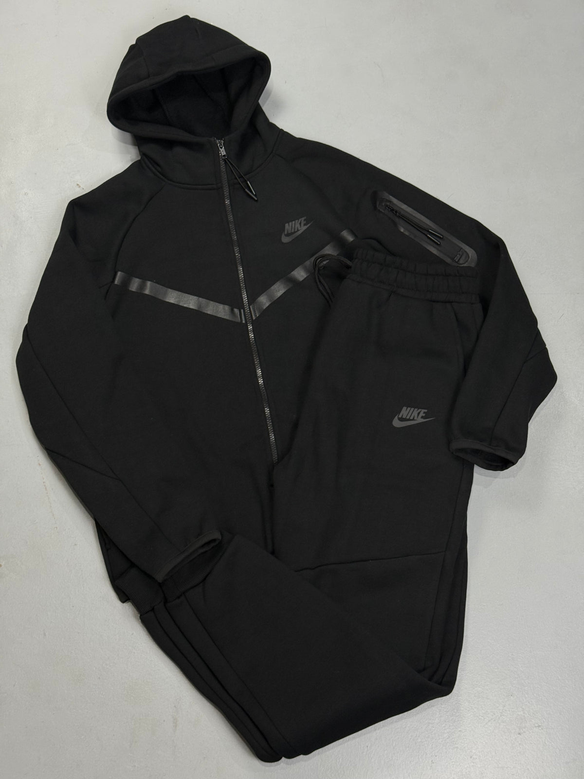 CONJUNTO NK TECH FLEECE - BLACK