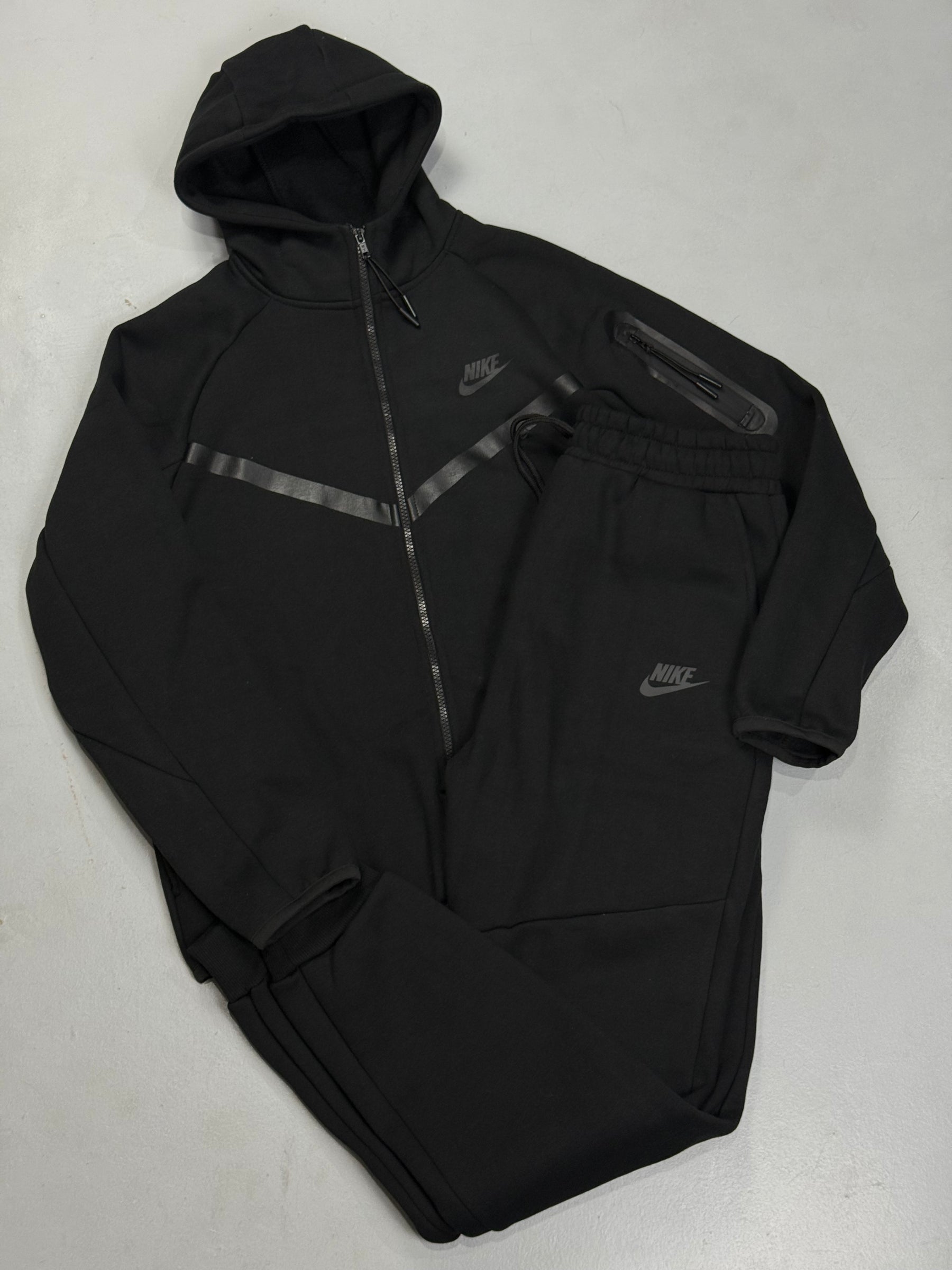 CONJUNTO NK TECH FLEECE - BLACK