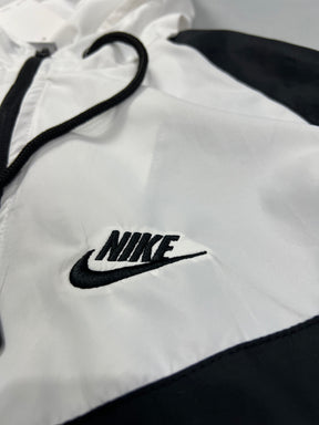 CORTA VENTO NK WINDRUNNER IMPERMEÁVEL- PRETO/BRANCO
