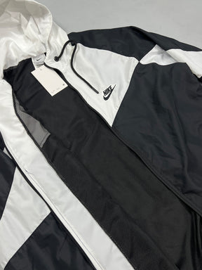 CORTA VENTO NK WINDRUNNER IMPERMEÁVEL- PRETO/BRANCO