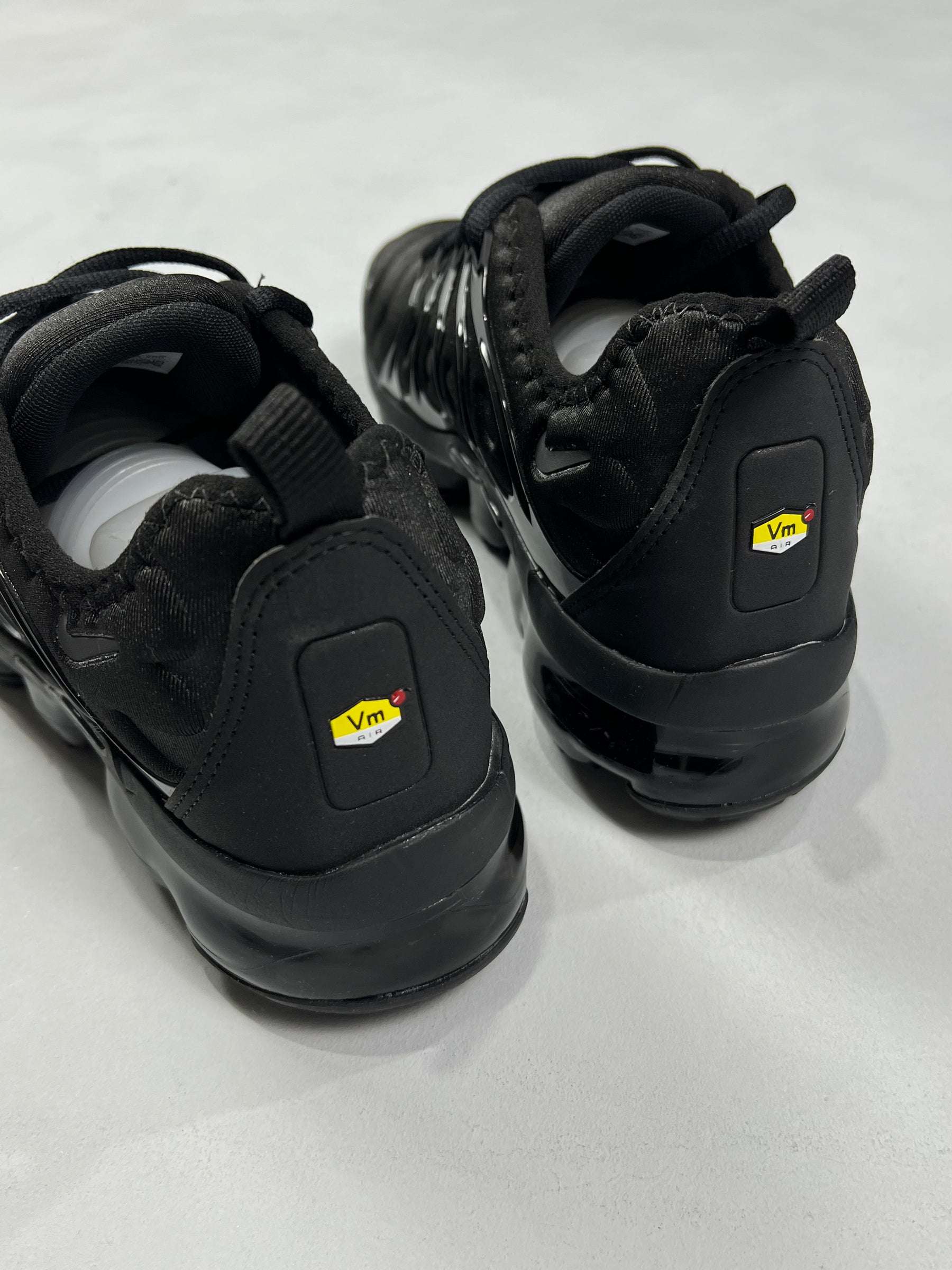 TÊNIS VAPOR MAX PLUS REFLETIVO PRETO