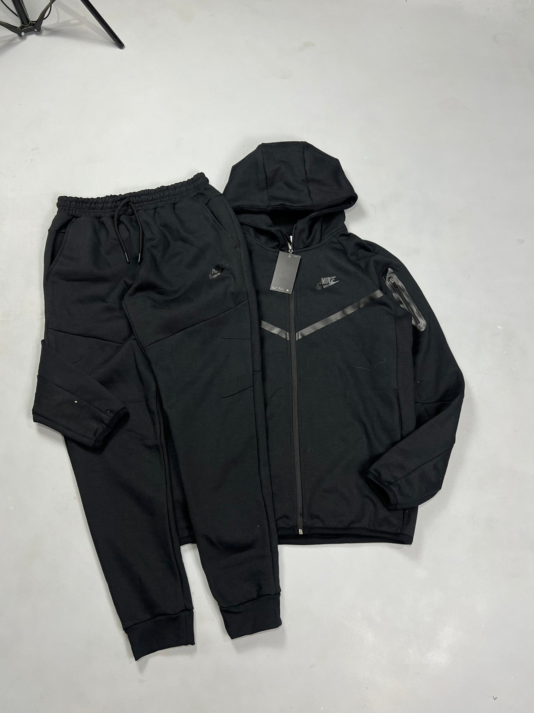 CONJUNTO TECH FLEECE - BLACK