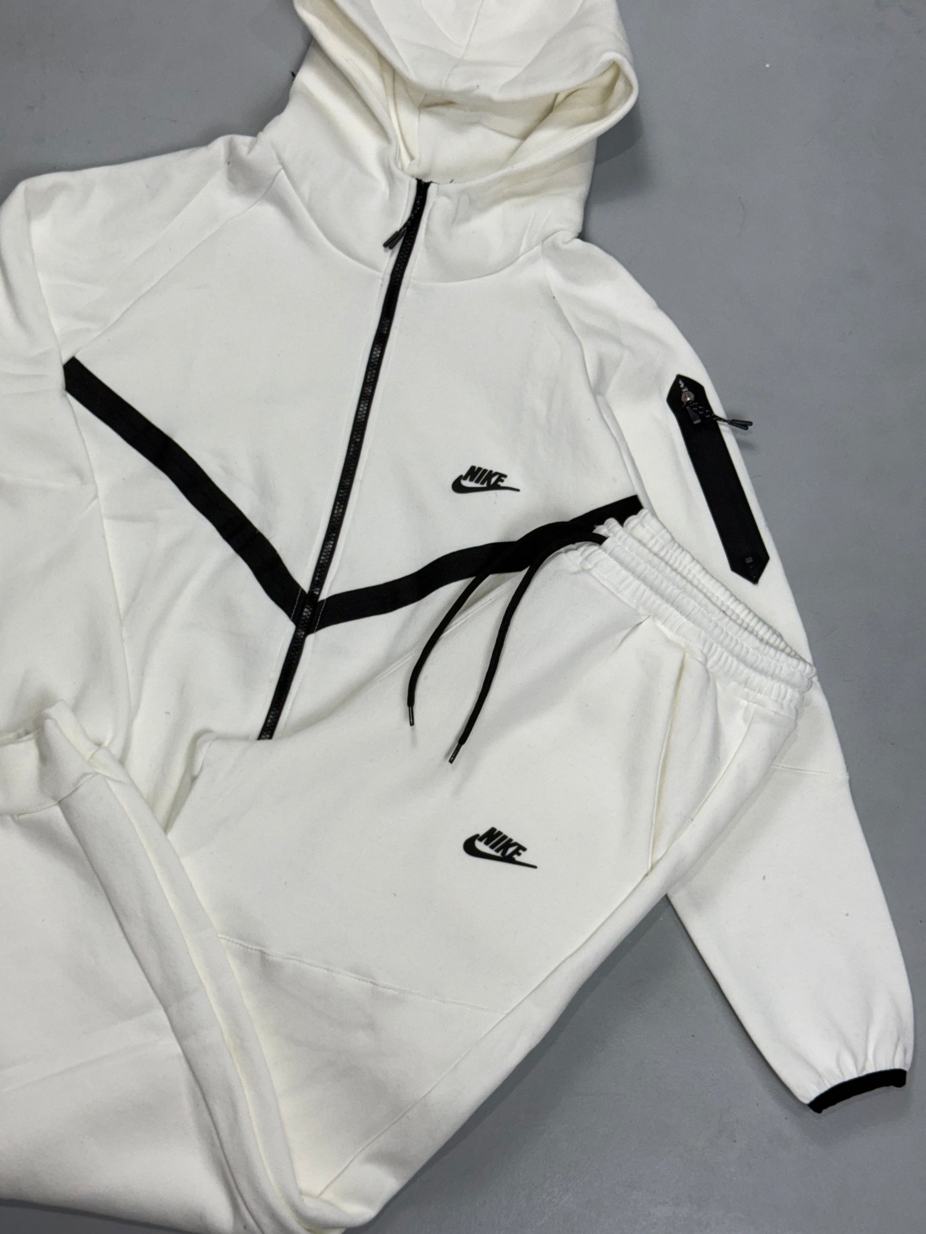 CONJUNTO TECH FLEECE - OFFWHITE