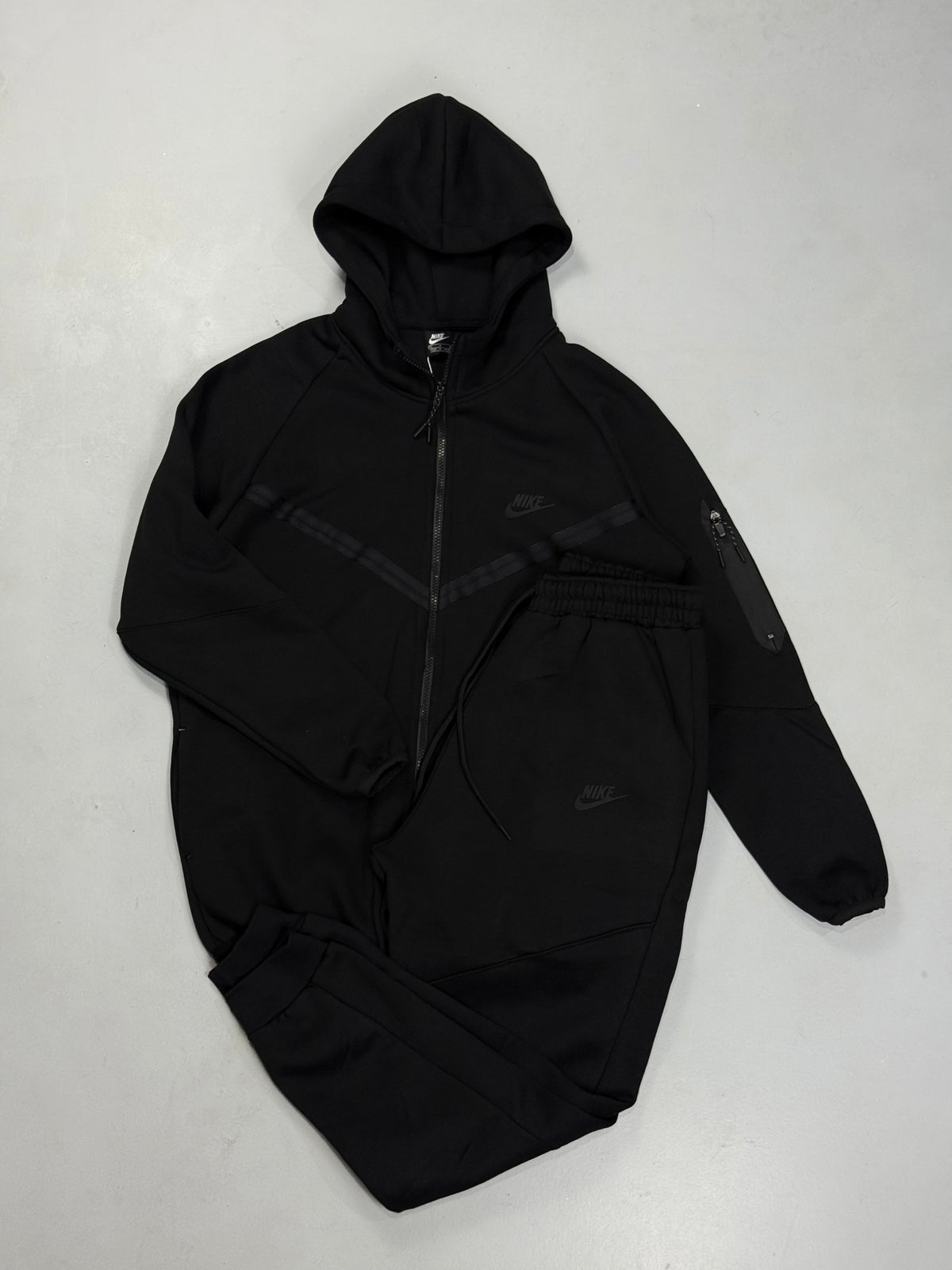 CONJUNTO NK TECH FLEECE - BLACK