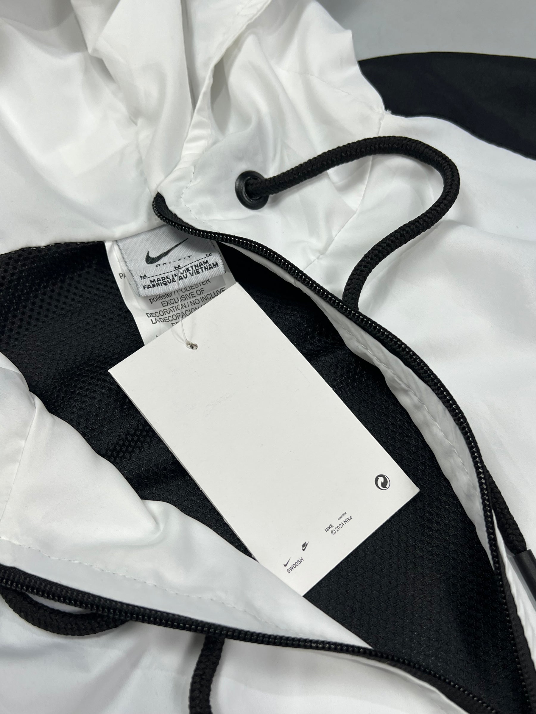 CORTA VENTO NK WINDRUNNER IMPERMEÁVEL- PRETO/BRANCO