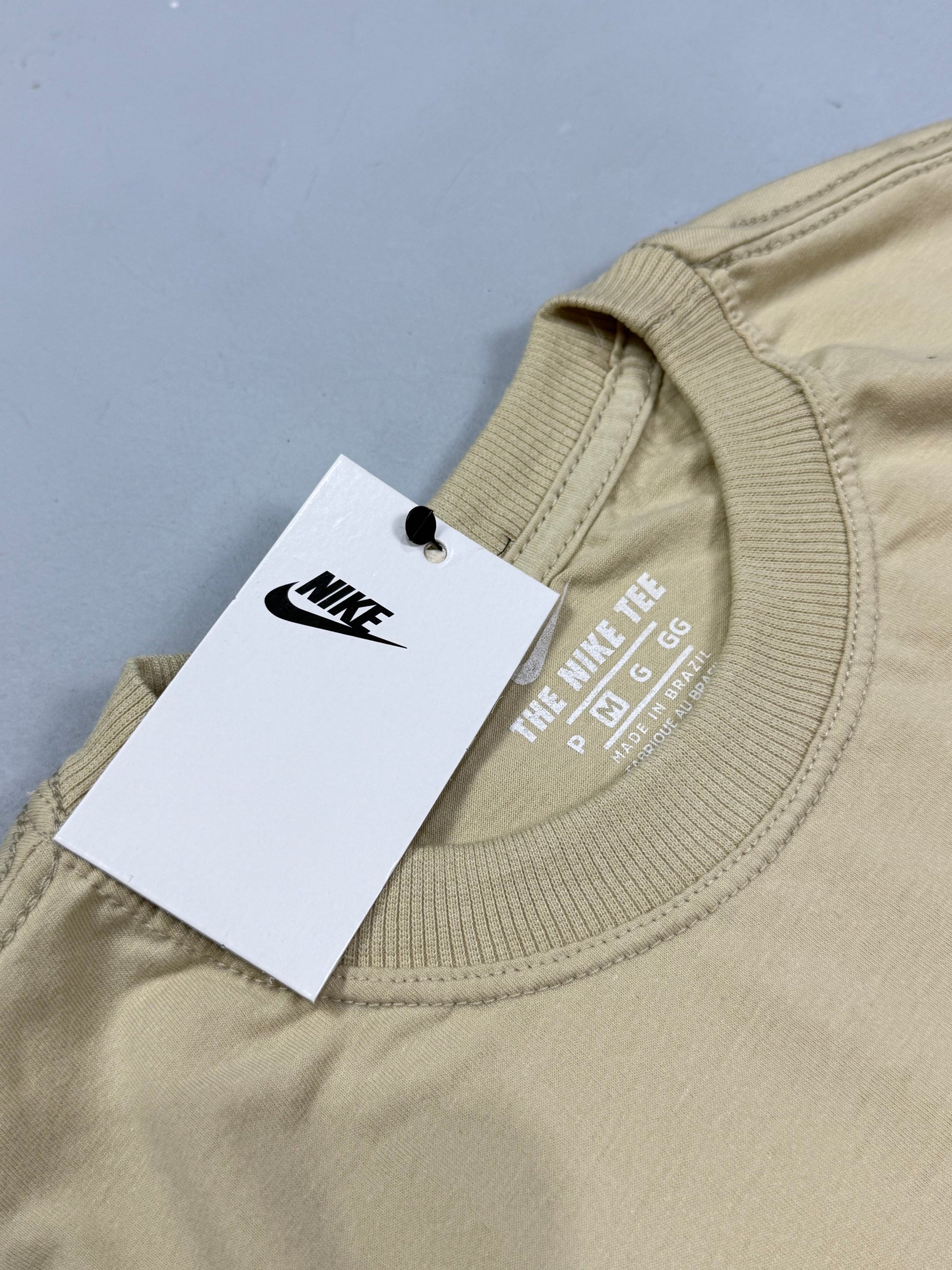 CAMISETA NK MINI SWOOSH - BEGE