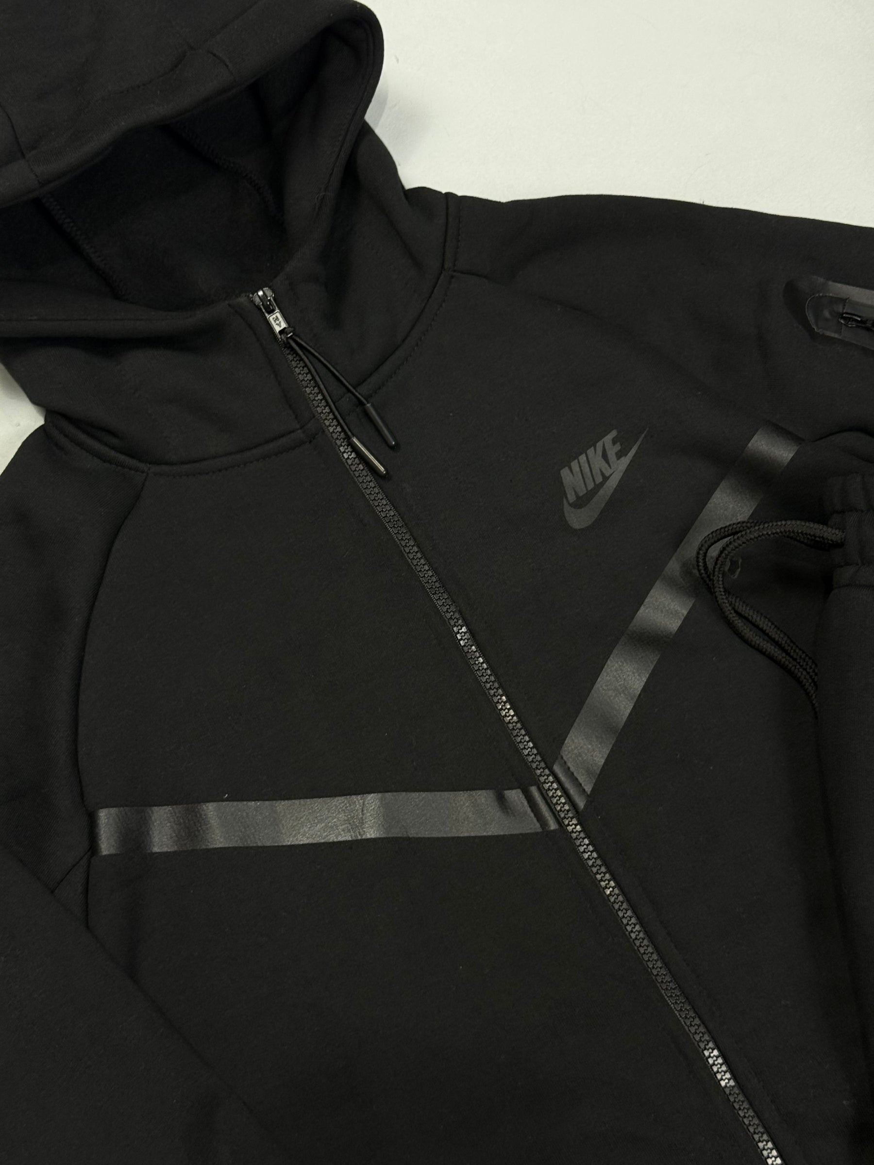 CONJUNTO NK TECH FLEECE - BLACK