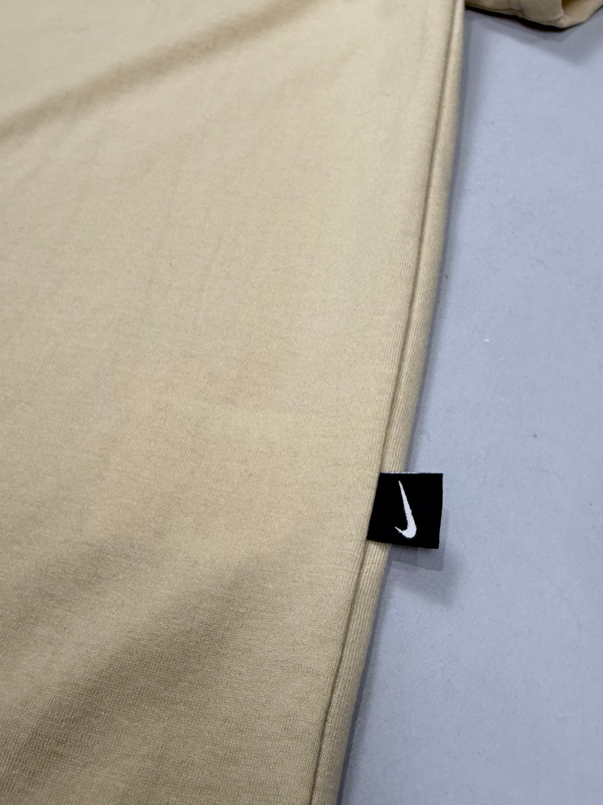CAMISETA NK MINI SWOOSH - BEGE