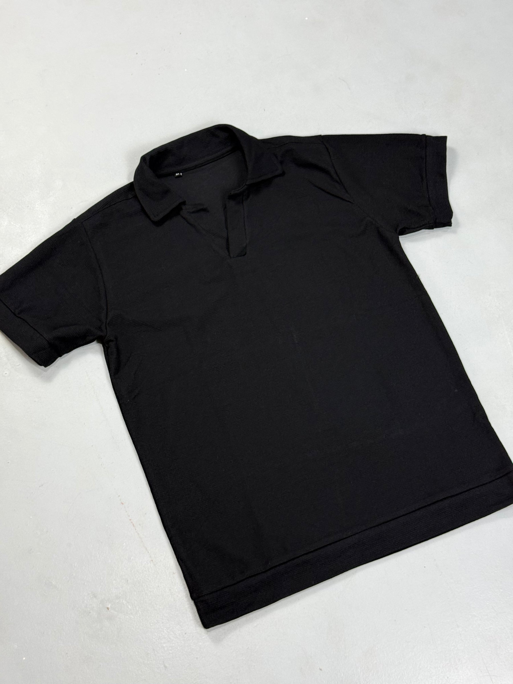 CAMISETA GOLA POLO LISA - PRETA