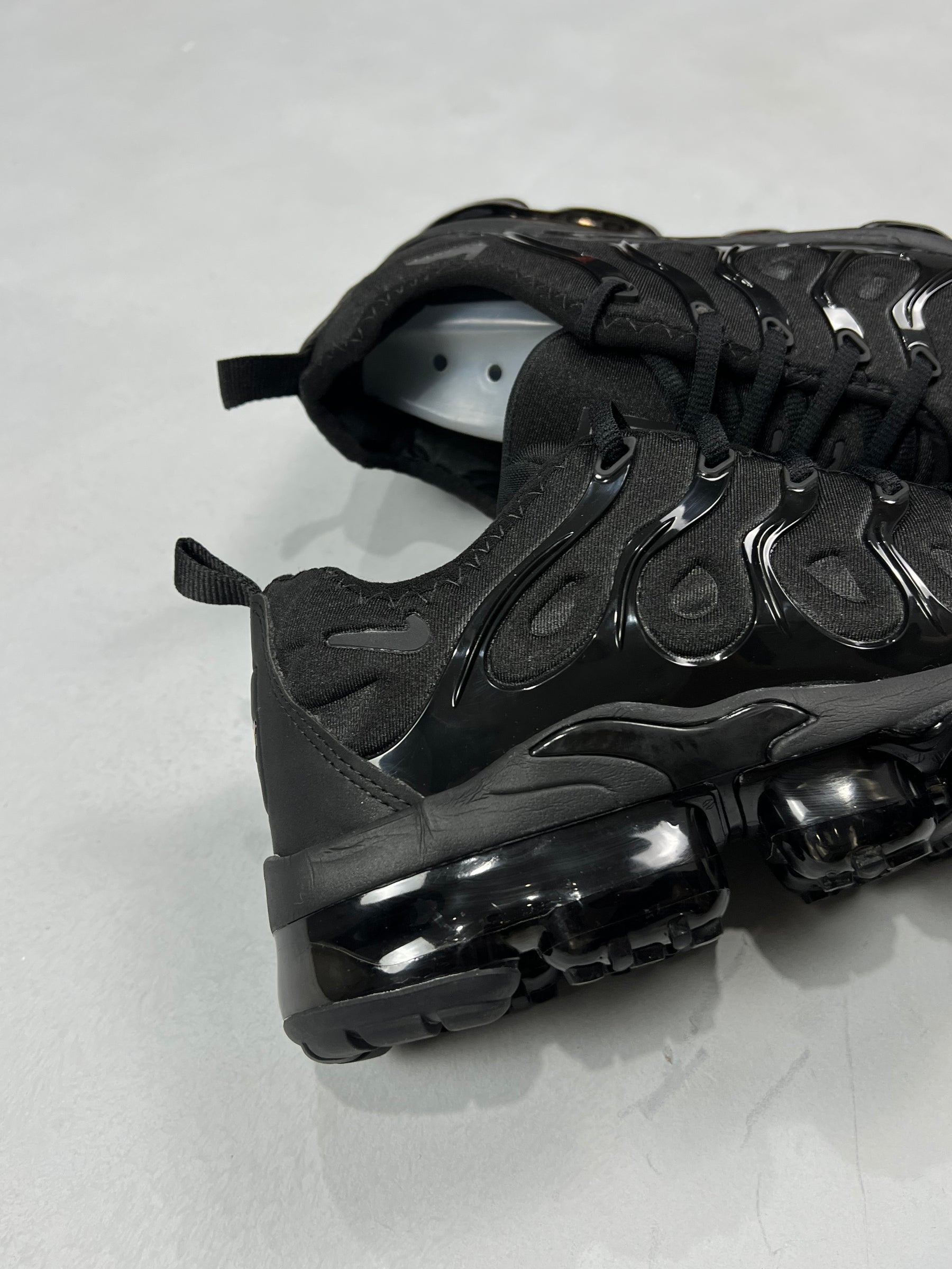 TÊNIS VAPOR MAX PLUS REFLETIVO PRETO