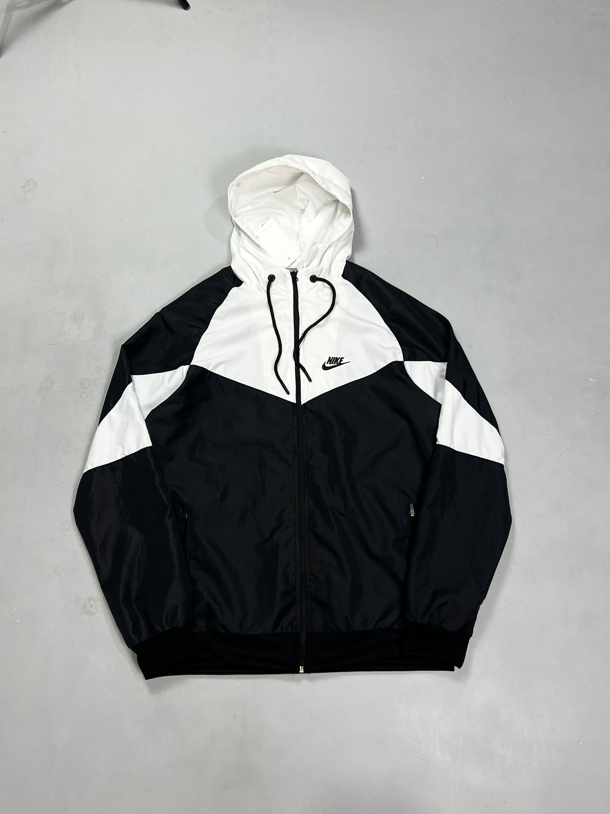 CORTA VENTO NK WINDRUNNER IMPERMEÁVEL- PRETO/BRANCO