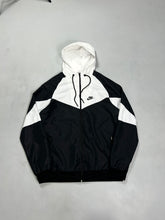 CORTA VENTO NK WINDRUNNER IMPERMEÁVEL- PRETO/BRANCO
