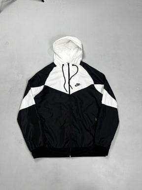 CORTA VENTO NK WINDRUNNER IMPERMEÁVEL- PRETO/BRANCO