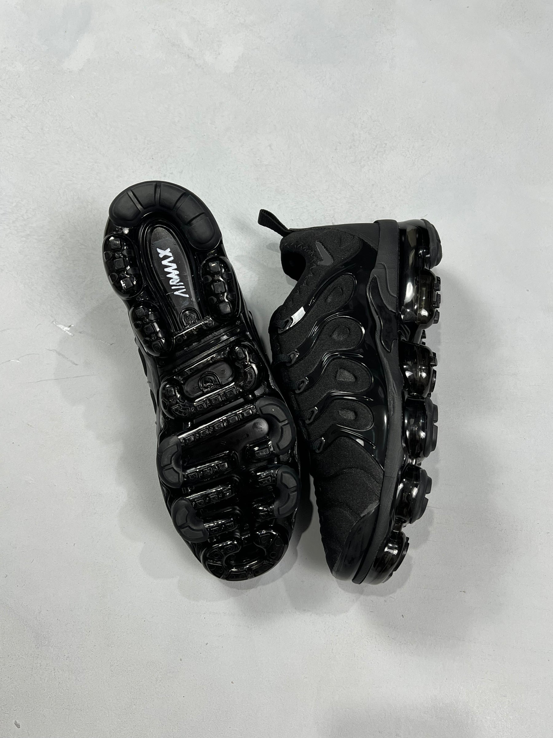 TÊNIS VAPOR MAX PLUS REFLETIVO PRETO