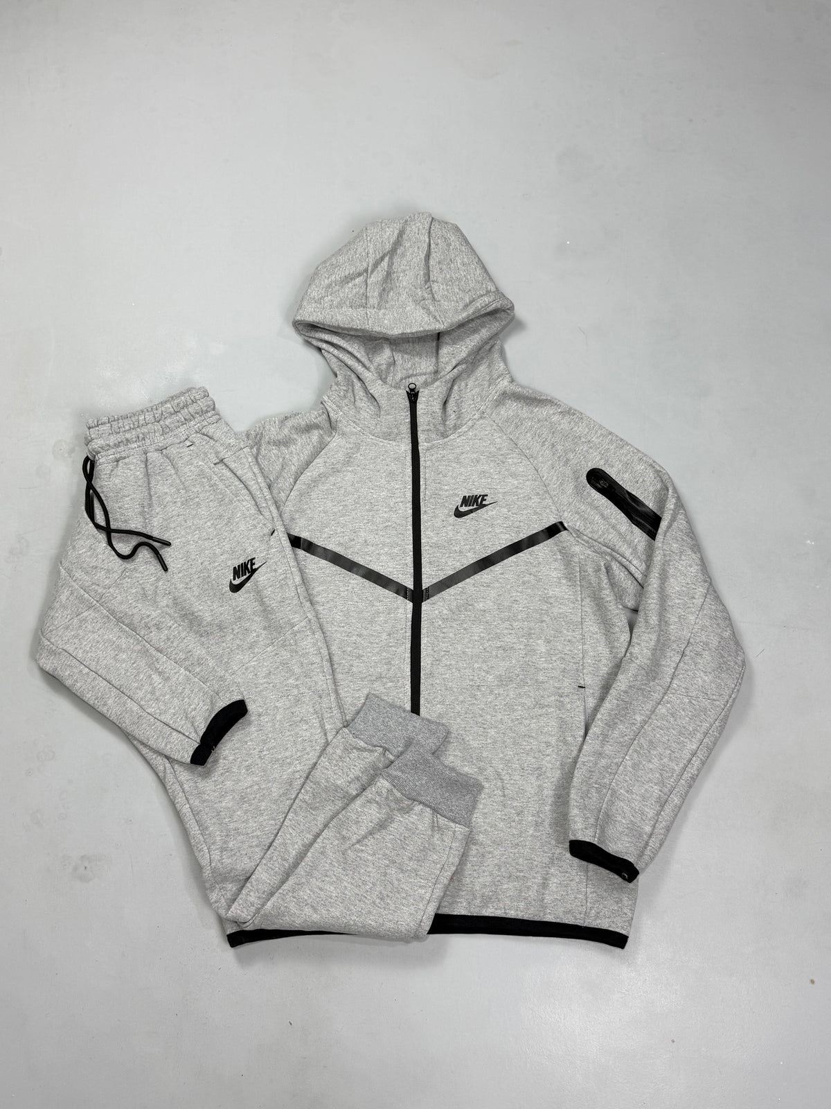 CONJUNTO NK TECH FLEECE - CINZA