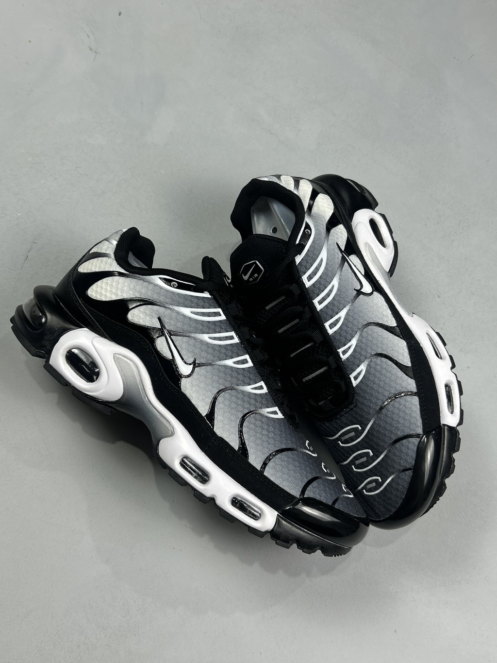 TÊNIS NK AIR MAX PLUS TN - METALLIC