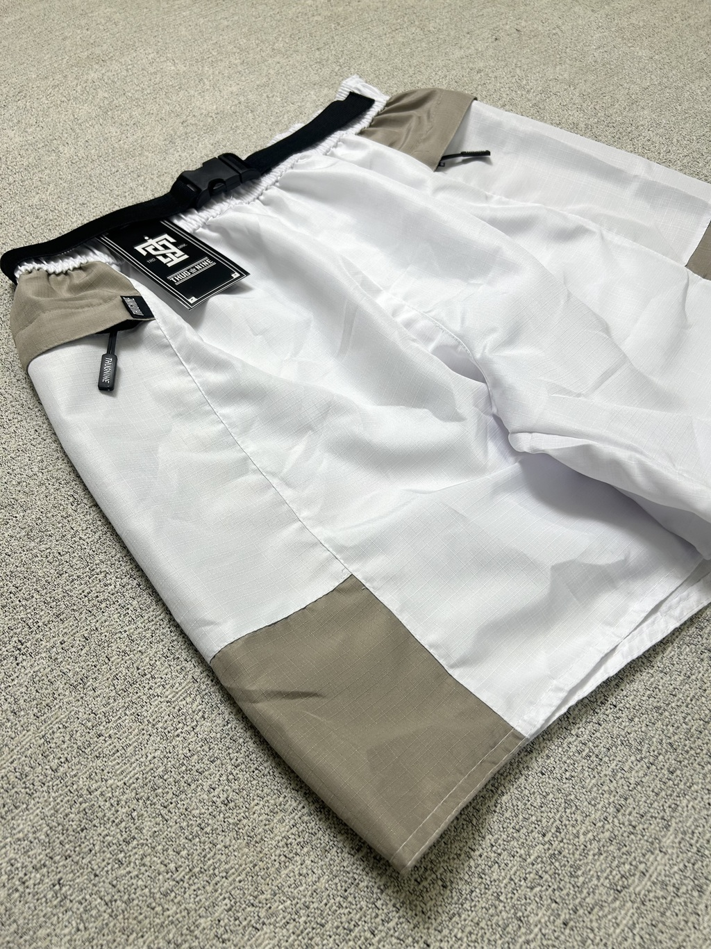 BERMUDA THUG9 WHITE BEGE